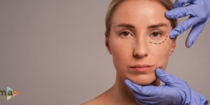 5 מיתוסים על ניתוחים פלסטיים – ומה האמת מאחוריהם ובצד למטה לוגו אתר ALOOMA